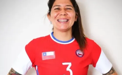 Carla Guerrero y la camiseta de la Roja femenina para los Juegos Olímpicos.