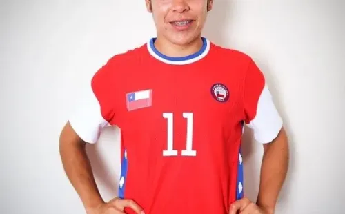 Yessenia “Paloma” López y la camiseta de la Roja femenina para los Juegos Olímpicos.