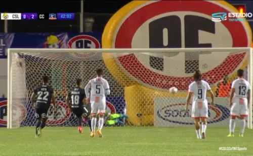 Morales y su penal contra Cobresal: a media altura cargado a la derecha y gol.(Foto: captura TNT Sports)