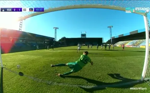 Morales y su penal contra Huachipato: por bajo a la derecha y gol. (Foto: captura TNT Sports)