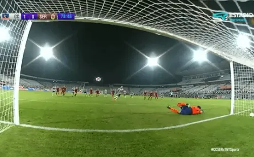 Morales y su penal contra La Serena: abajo a la izquierda y gol. (Foto: captura TNT Sports)