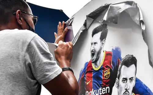 La imagen de Messi desaparece del Camp Nou.