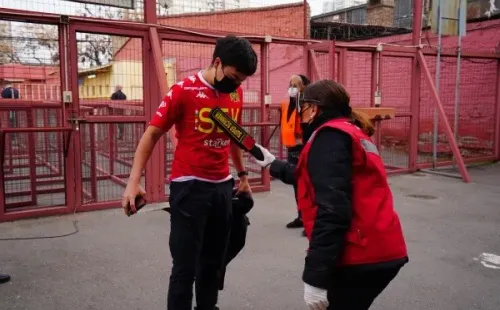 Los hinchas cumplieron con las revisiones en el Santa Laura. (Foto: Guillermo Salazar)