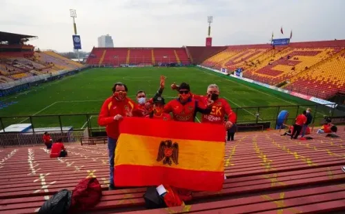 En familia llegaron los hinchas al Santa Laura. (Foto: Guillermo Salazar)