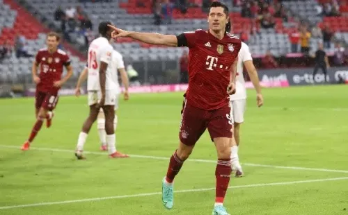 Robert Lewandowski sigue imparable y conviritió uno de los tantos que ayudó a conseguir el primer triunfo de la temporada para los bávaros en la Bundesliga. (Foto: Getty)