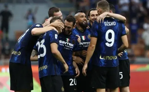 Arturo Vidal las hizo todas en su debut con el Inter esta temporada, marcando su primer gol y asistiendo Dzeko para el cuarto gol interista. (Foto: Getty)