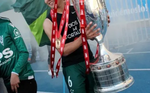 El trofeo de la Copa Chile desafía todas las leyes de la física con su tamaño y que ilustra el país en la copa (Foto: Agencia UNO)