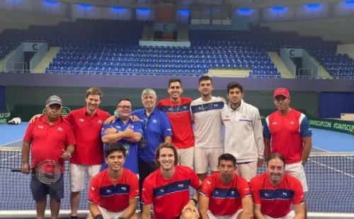 El capitán Nicolás Massú posteó una foto arengando al equipo.