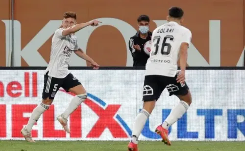 Leonardo Gil pone el 2-0 de Colo Colo con un golazo ante Everton. (Foto: Agencia UNO)