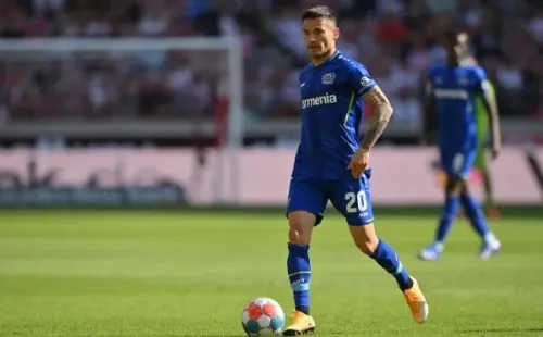 Un azul Charles Aránguiz en el duelo como visita del Leverkusen contra Stuttgart.