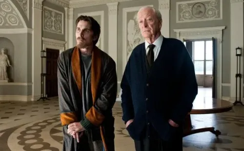 Christian Bale como Batman y Michael Caine como Alfred Pennyworth en Dark Night