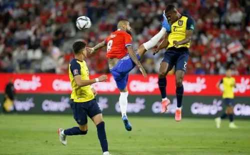 Vidal y la entrada a Félix Torres: Guarello lamenta la expulsión del Rey Arturo. (Foto: Carlos Parra/ANFP)