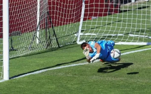 Seba Pérez se ha lucido volando en el arco de la UC. Foto: Agencia Uno