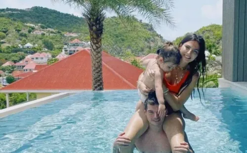 Kelly Piquet y Max disfrutan en la piscina junto a la hija que la modelo brasileña tuvo con el piloto Daniil Kvyat. Foto: Instagram @kellypiquet
