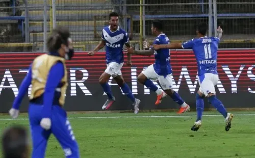 Lucero celebra el gol en San Carlos de Apoquindo que le dio la clasificación a Vélez. Foto: Agencia Uno.
