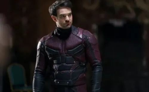 Charlie Cox interpreta a Daredevil en la serie de Netflix de tres temporadas.