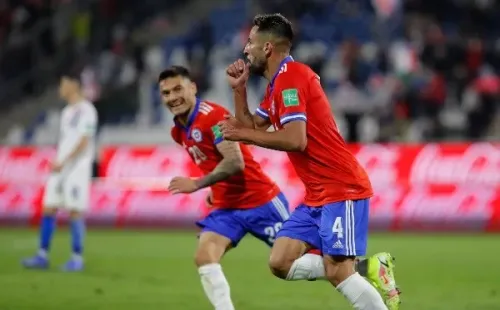 Isla anotó un gol ante Paraguay en San Carlos. Foto: Agencia Uno.