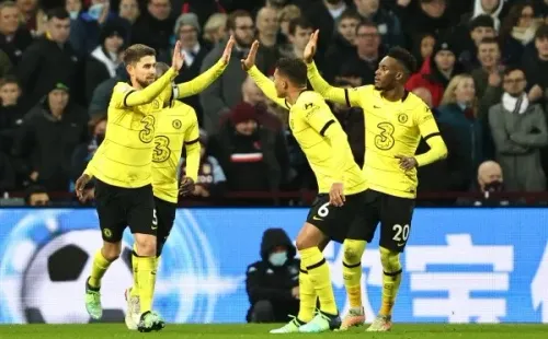 Jorginho celebra uno de los goles de penal que anotó ante Aston Villa. Foto. Getty.