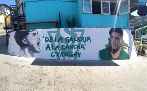 Al Dani González le hicieron un mural en el Cerro Yungay de Valparaíso.