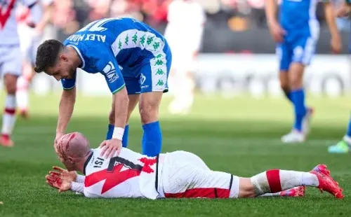 Alex Moreno intenta ayudar a Isi luego de que le sacara sangre tras una patada en la cabeza. Foto: Getty.