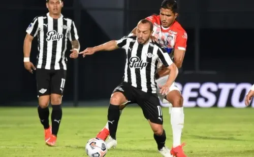 Marcelo Díaz jugó muy poco en Libertad de Paraguay los últimos seis meses. (Getty)
