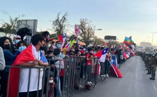 Hinchas de la selección chilena afuera del hotel en Calama: el banderazo de la Roja previo a Argentina en el Zorros del Desierto por eliminatorias a Qatar 2022.