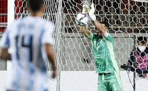 Claudio Bravo sufrió unaadherenciolisis frente a Argentina. (Foto: Carlos Parra/ANFP)