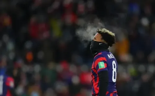 Los jugadores tuvieron que abrigarse para el duelo (Fotos de Getty)