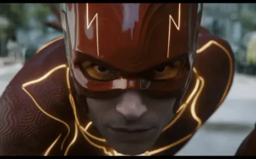 Detalles del nuevo traje de Flash.