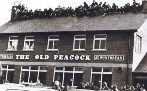 El antiguo Old Peacock con hinchas del Leeds hasta en el techo.