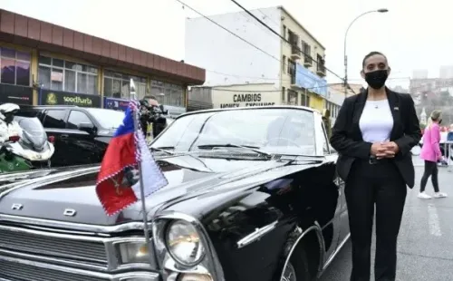 La suboficial de Carabineros Lorena Cid junto al Ford Galaexie | Foto: Carabineros de Chile
