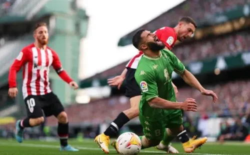Tras esta falta, Iker Muniain fue a agredir a Nabil Fekir y este respondió con una patada. Eso sí, solo el último vio la tarjeta roja, lo que tiene enfurecidos a los hinchas del Betis. Foto: Getty Images