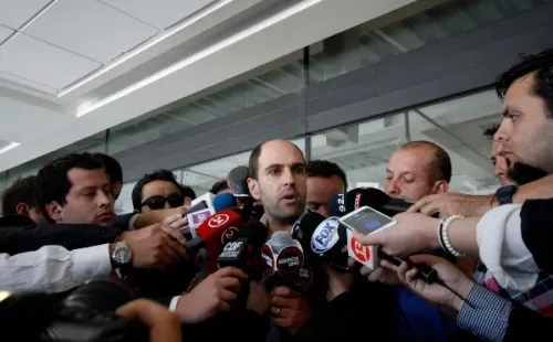 Jadue en el aeropuerto de Santiago el día que se fue de Chile (Agencia Uno)