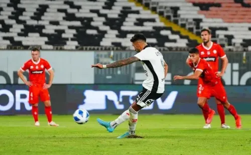 El panal a las nubes de Juan Martín Lucero en Colo Colo contra La Calera. (Foto: Guille Salazar/RedGol)