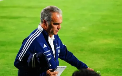 Lasarte habló largo y tendido en su despedida de la selección chilena. (Agencia Uno)