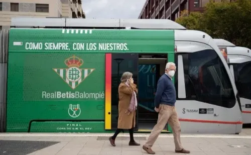 El tranvía del Real Betis se pone la camiseta del Real Betis para la final de la Copa del Rey.