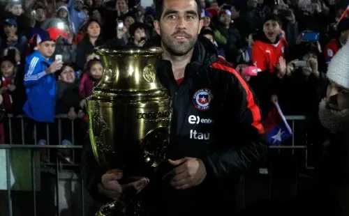 Bravo con la Copa Centenario en el Estadio Nacional (Agencia Uno)