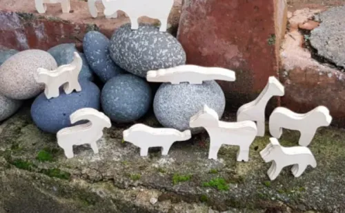 Niños y también los adultos también se pueden divertir con estos juguetes hechos de madera. Vienen con guía explicativa y los elementos adicionales para aprovechar cada momento. (Foto: Armadera).