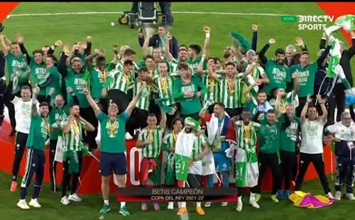 Bravo y Pellegrini junto a la bandera chilena en los festejos por el título de la Copa del Rey con el Real Betis. (Fotos: capturas)