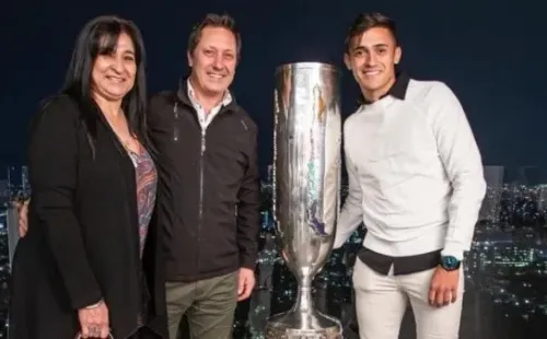 La familia de Pablo Solari junto al Pibe.