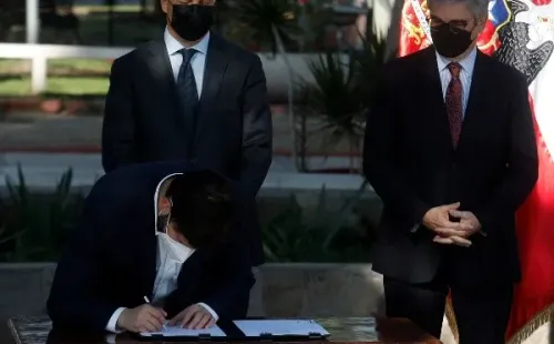 Presidente Boric firma proyecto de Ley que busca amunetar los recursos del Fondo de Estabilización del Precio del Petróleo