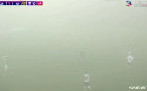 Así se veía el partido con la niebal. El que encuentra dónde está la pelota se lleva premio.