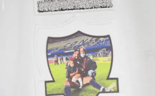 La camiseta de Emiliano Amor acompañado de su familia. Foto: Colo Colo.