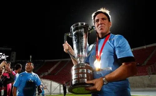 Toto Berizzo y la copa del Apertura 2013 ganada con O’Higgins.