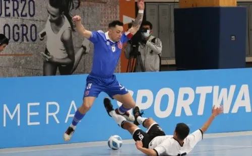 Azules y albos tuvieron un partido muy peleado. Foto: Sebastián Ñanco / U. de Chile Futsal.