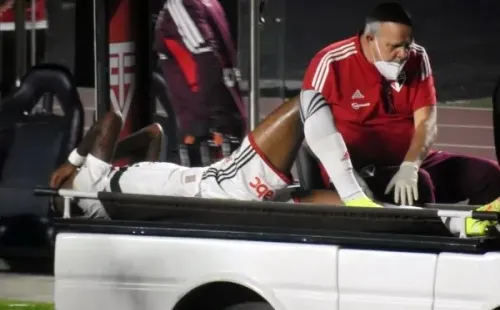 Robert Arboleda sufre grave lesión en Sao Paulo, el rival de la Católica en Copa Sudamericana. El ecuatoriano arriesga seriamente su participación en Qatar 2022.