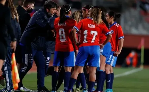 Letelier dando instrucciones en el partido entre Chile y Venezuela. (Carlos Parra / ANFP)