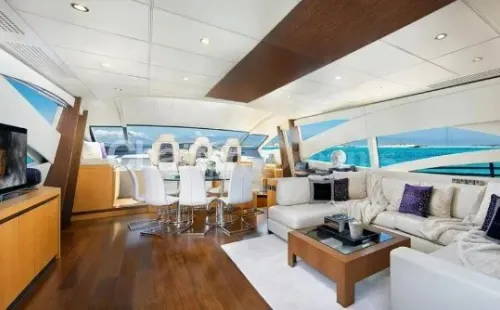 El lujoso yate que arrendó (    charteranddreams.com)