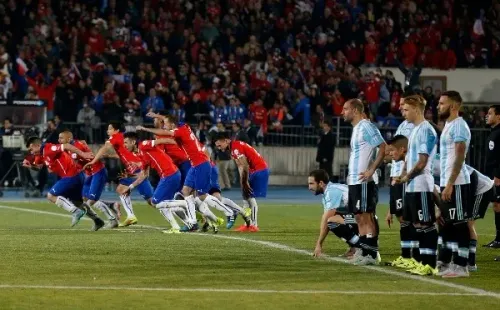 ¡Qué imagen! El plantel de Chile festeja mientras el de Argentina se lamenta. Foto: Agencia Uno.