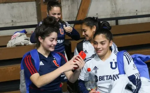 Con mucha amistad se disputó el encuentro. Foto: Sebastián Ñanco / U. de Chile Futsal.